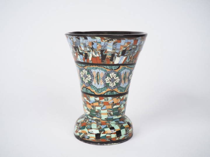 GERBINO. Vase cornet en céramique polychrome de Vallauris. Signature e