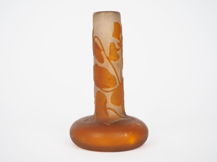 GALLE.  Soliflore en verre à décor gravé en camée à l'acide de capucin