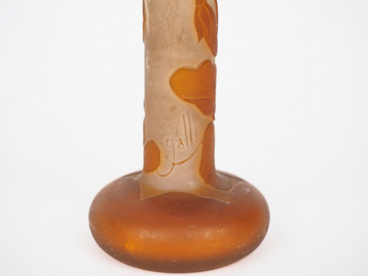 GALLE.  Soliflore en verre à décor gravé en camée à l'acide de capucin