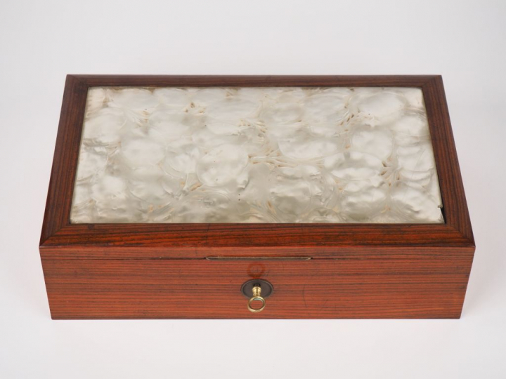 R. LALIQUE. Coffret "monnaie du pape" Signé, (égrenures à deux angles,