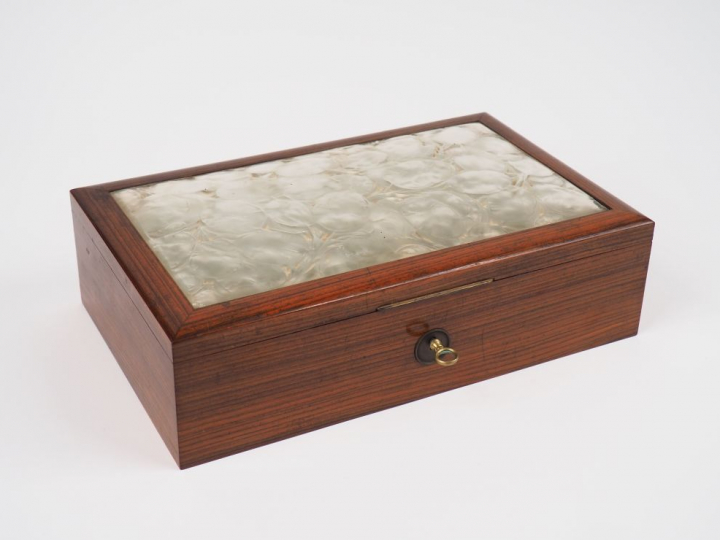 R. LALIQUE. Coffret "monnaie du pape" Signé, (égrenures à deux angles,