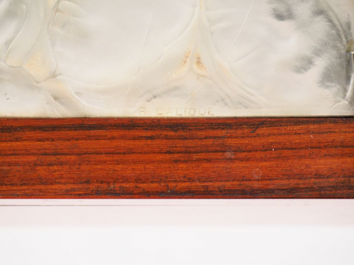 R. LALIQUE. Coffret "monnaie du pape" Signé, (égrenures à deux angles,