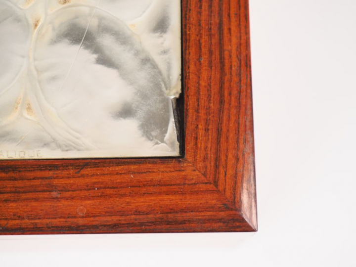 R. LALIQUE. Coffret "monnaie du pape" Signé, (égrenures à deux angles,