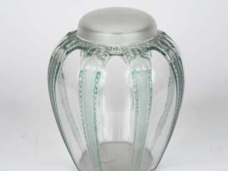 Vente aux enchères R. LALIQUE.    Vase "cariatides" Signé (une petite rayure) H. 21 cm