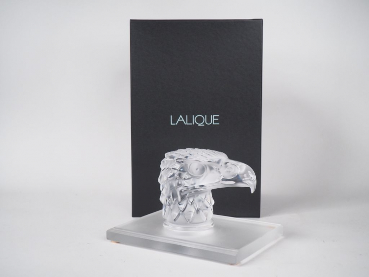 LALIQUE France. "Tête d'aigle" Sujet en cristal dans sa boite d'origin