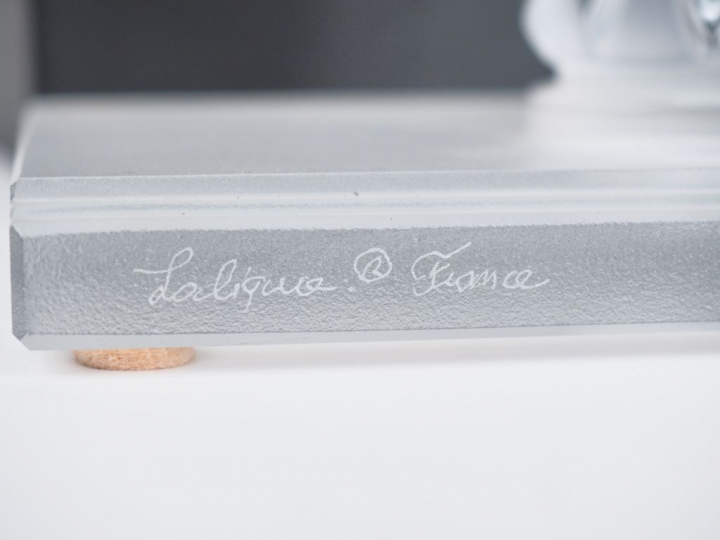 LALIQUE France. "Tête d'aigle" Sujet en cristal dans sa boite d'origin