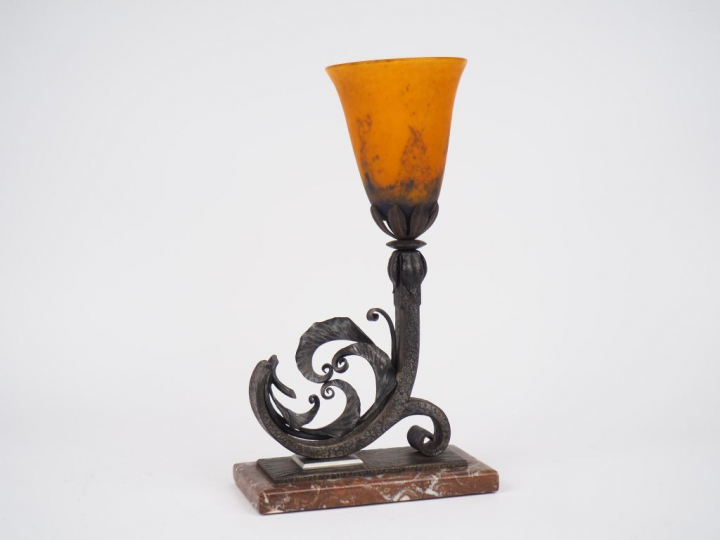 E. TAUPIN  ZADOUNAISKI ET DAUM. Lampe de table en fer forgé martelé et