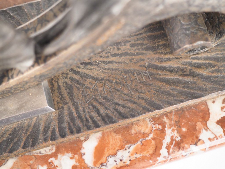 E. TAUPIN  ZADOUNAISKI ET DAUM. Lampe de table en fer forgé martelé et