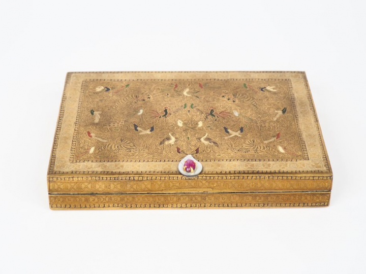 CARTIER.  Minaudière en vermeil et émaux polychromes à décor de style 