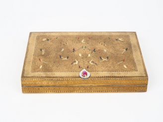 Vente aux enchères CARTIER.  Minaudière en vermeil et émaux polychromes à décor de style 