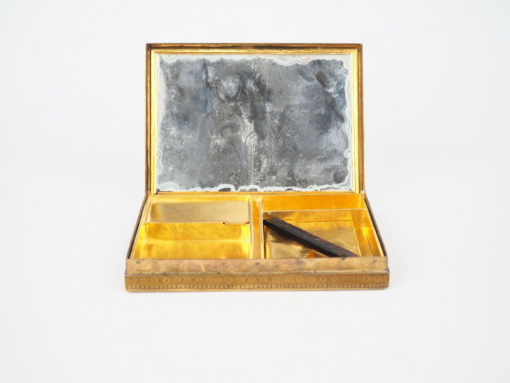 CARTIER.  Minaudière en vermeil et émaux polychromes à décor de style 