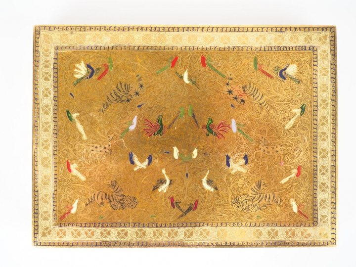 CARTIER.  Minaudière en vermeil et émaux polychromes à décor de style 