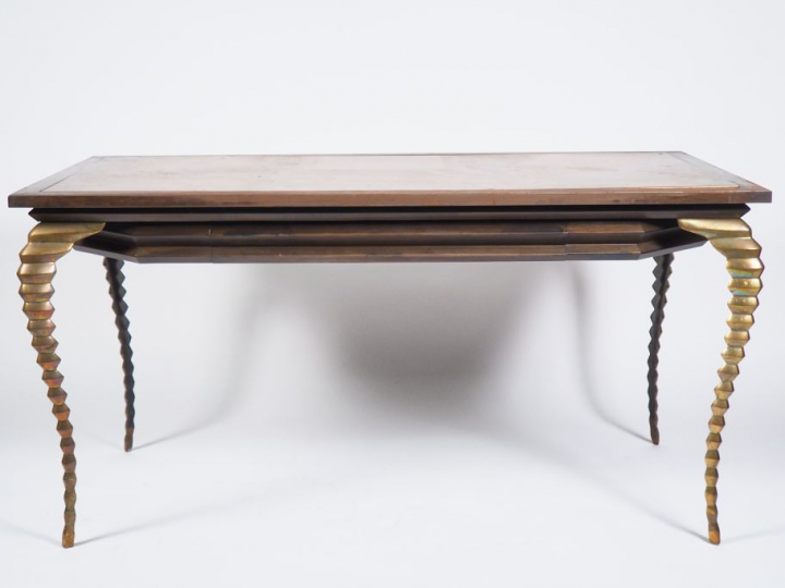 Mark BROZIER-JONES.  Bureau "alligator" en métal, ouvrant à un tiroir 