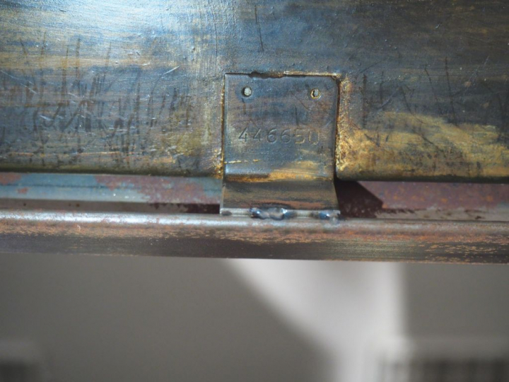 Mark BROZIER-JONES.  Bureau "alligator" en métal, ouvrant à un tiroir 