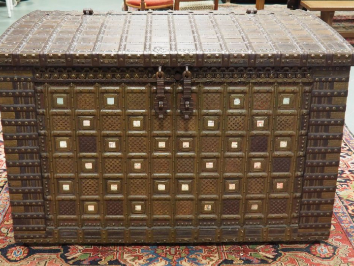 Grand coffre indien en bois et métal orné de carrés de miroir.  Travai
