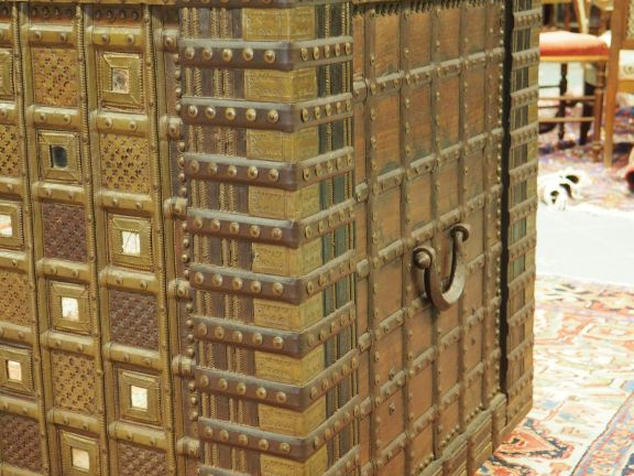 Grand coffre indien en bois et métal orné de carrés de miroir.  Travai