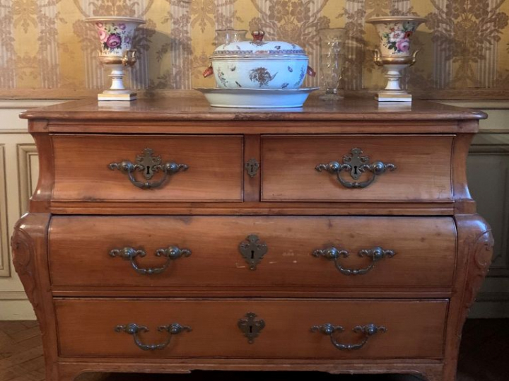 Commode tombeau Louis XV en merisier, ouvrant à quatre tiroirs sur tro
