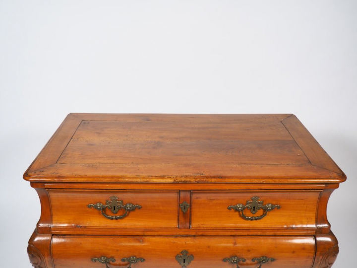 Commode tombeau Louis XV en merisier, ouvrant à quatre tiroirs sur tro