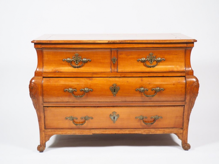 Commode tombeau Louis XV en merisier, ouvrant à quatre tiroirs sur tro