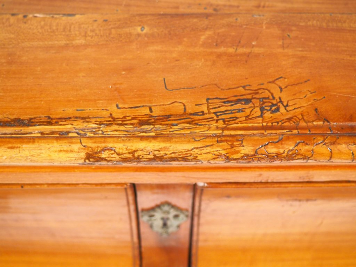 Commode tombeau Louis XV en merisier, ouvrant à quatre tiroirs sur tro