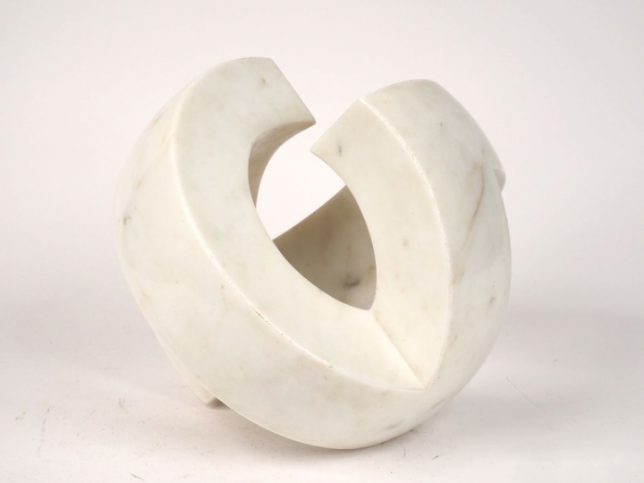 Claude MOMIRON. "Boule de Noebus" Sculpture en marbre blanc Signée. H.