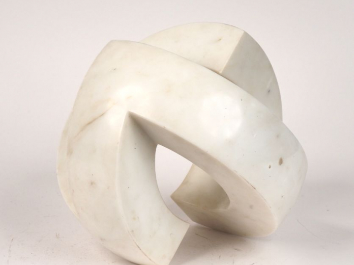 Claude MOMIRON. "Boule de Noebus" Sculpture en marbre blanc Signée. H.