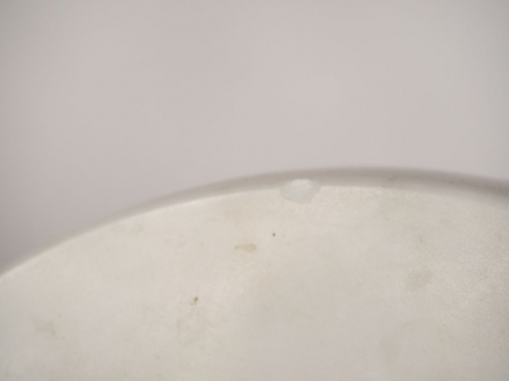 Claude MOMIRON. "Boule de Noebus" Sculpture en marbre blanc Signée. H.