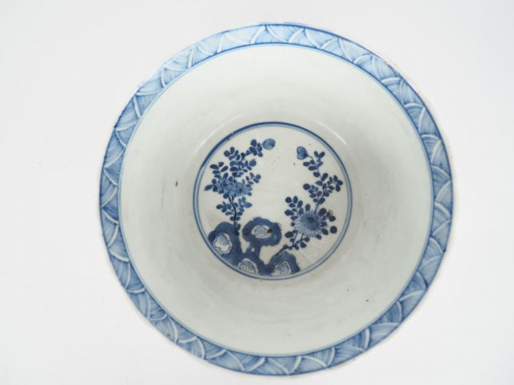 Chine, XIXe siècle,  Coupe floriforme en porcelaine blanche à décor en
