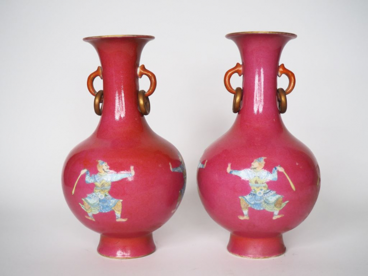 Chine, XIXe siècle,  Paire de vases de forme balustre en porcelaine, à