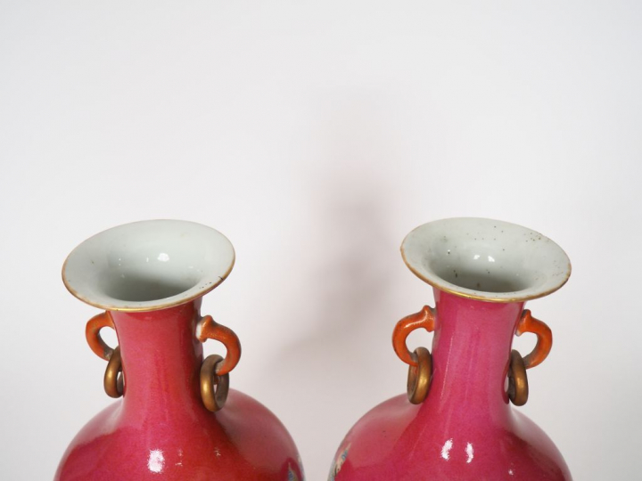 Chine, XIXe siècle,  Paire de vases de forme balustre en porcelaine, à