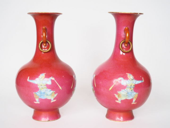 Chine, XIXe siècle,  Paire de vases de forme balustre en porcelaine, à