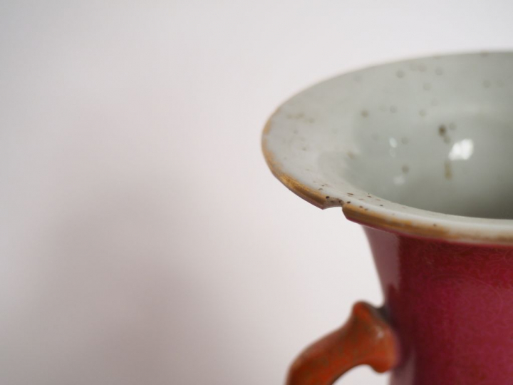 Chine, XIXe siècle,  Paire de vases de forme balustre en porcelaine, à