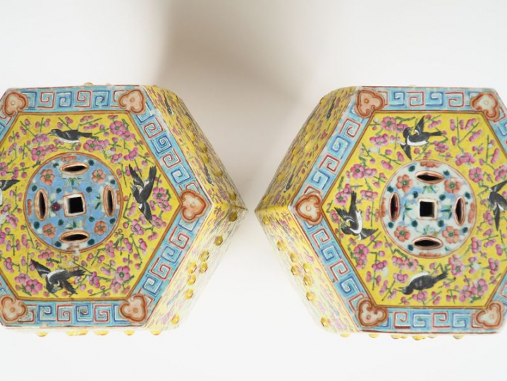 Chine, période Guangxu,  Paire de tabourets en porcelaine de forme hex