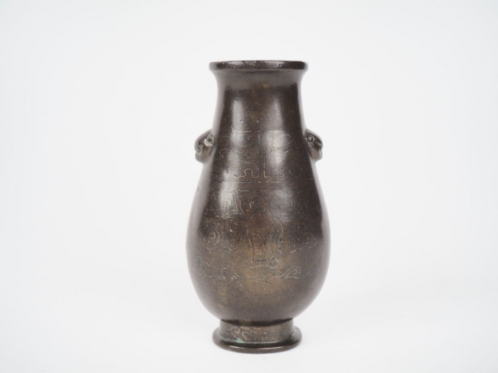 Chine XVIIe-XVIIIe siècle,  Vase hu en bronze de patine claire, à déco