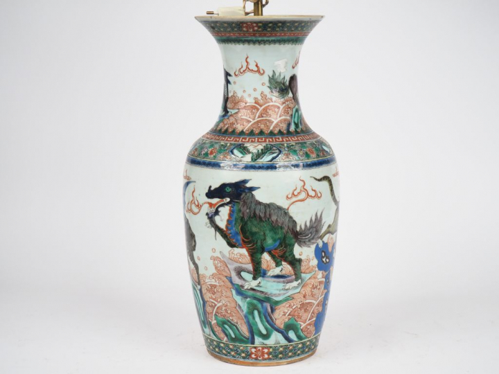 Chine, XIXe siècle,  Vase balustre en porcelaine et émaux de la famill