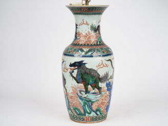 Vente aux enchères Chine, XIXe siècle,  Vase balustre en porcelaine et émaux de la famill