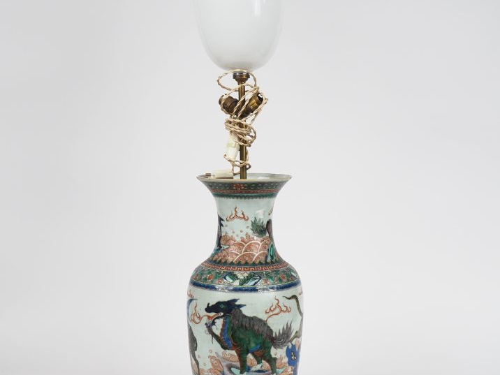 Chine, XIXe siècle,  Vase balustre en porcelaine et émaux de la famill