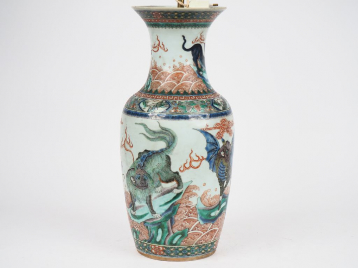 Chine, XIXe siècle,  Vase balustre en porcelaine et émaux de la famill