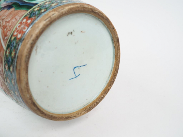 Chine, XIXe siècle,  Vase balustre en porcelaine et émaux de la famill