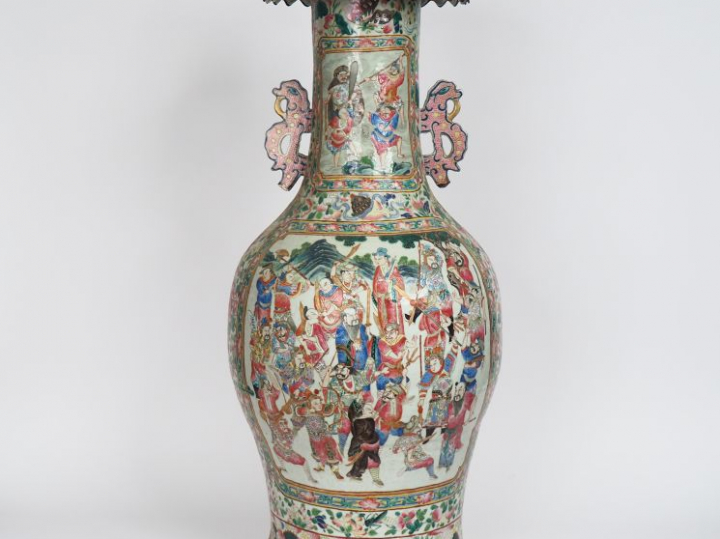 Chine, fin XIXe siècle,  Important vase de palais en porcelaine et éma