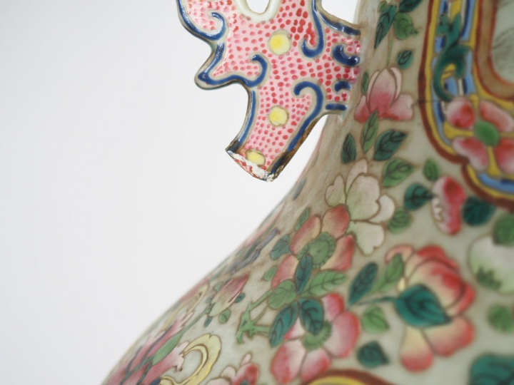 Chine, fin XIXe siècle,  Important vase de palais en porcelaine et éma