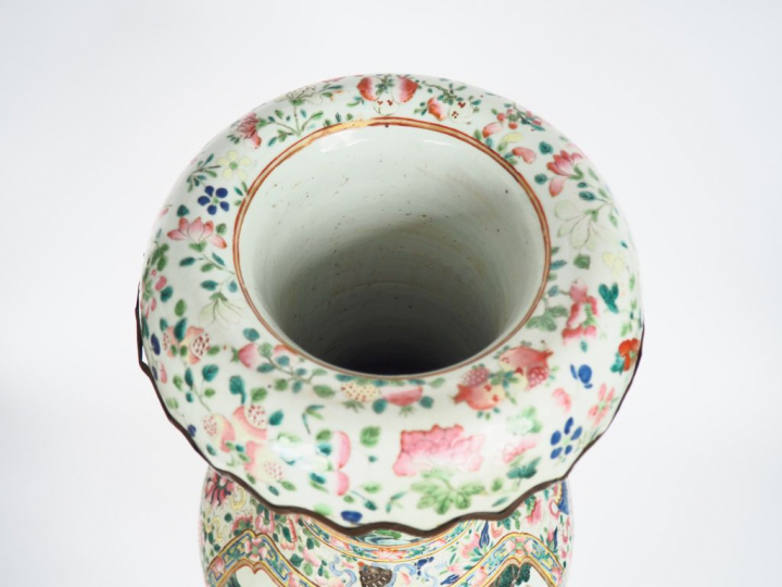 Chine, fin XIXe siècle,  Important vase de palais en porcelaine et éma