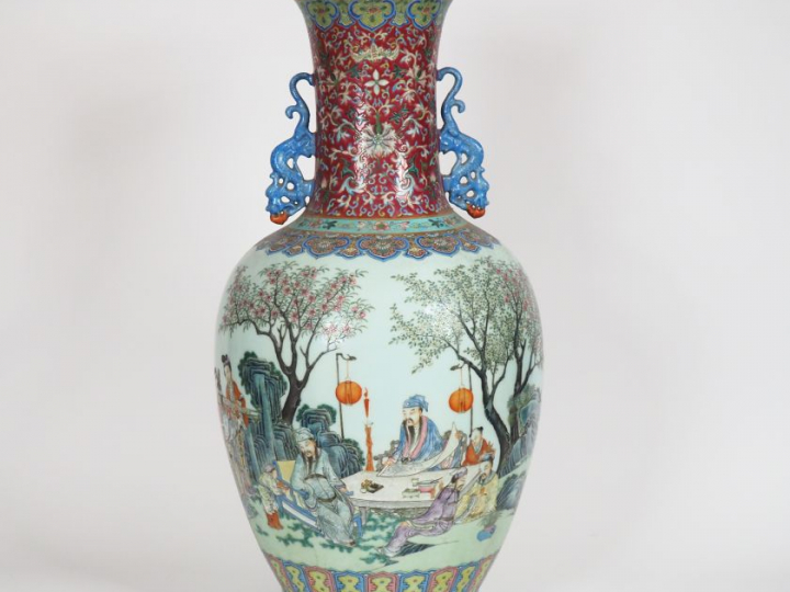 Chine, fin XIXe siècle,  Grand vase balustre en porcelaine et émaux de