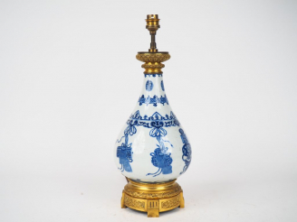 Vente aux enchères Chine, XVIIIe siècle, Vase piriforme en porcelaine bleu et blanche, à 