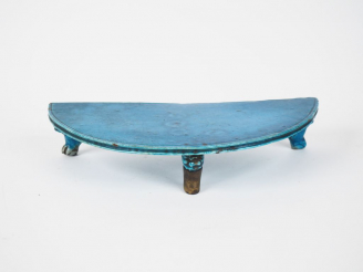Vente aux enchères Chine,  Table de lettré Kangxi en biscuit émaillé bleu turquoise repos