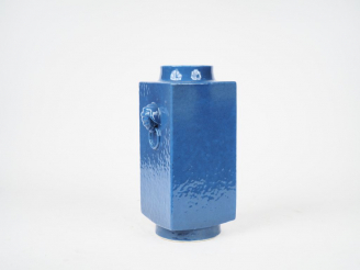 Vente aux enchères Chine, XIXe siècle, Vase Cong bleu saphir symbolisant la terre, orné d