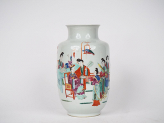 Vente aux enchères Chine, XIXe siècle,  Vase en porcelaine et émaux de style famille rose