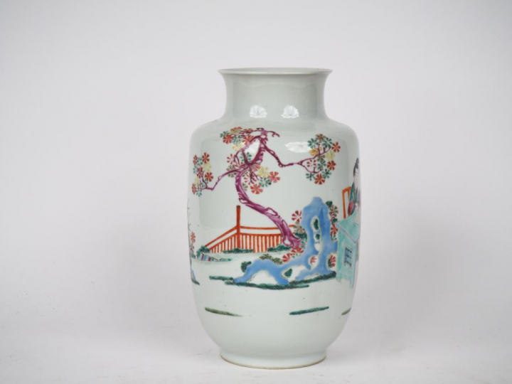 Chine, XIXe siècle,  Vase en porcelaine et émaux de style famille rose