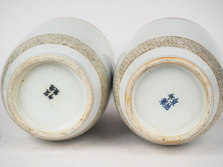 Chine, deuxième moitié du XIXe siècle Paire de vases lanterne « deng l