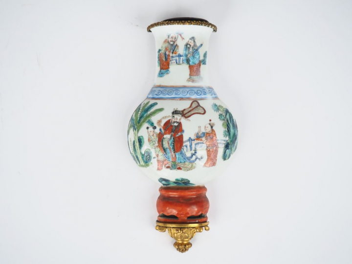 Chine, XIXe siècle, Vase d’applique « biping » en porcelaine et émaux 